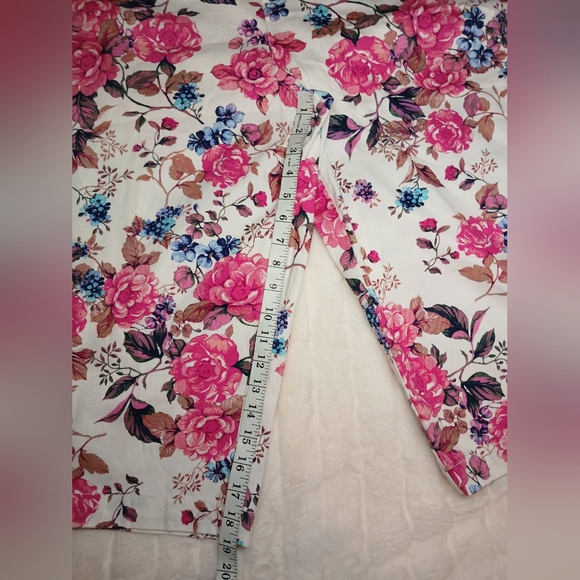 St. John’s Bay Secretly Slender Floral Capri Pants 20W NWT - Picture 6 of 11